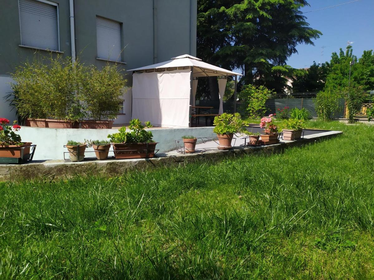 Casa Vacanze I Giardini Di Marzo San Giorgio di Mantova Bagian luar foto